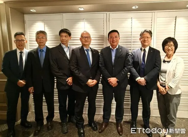 ▲左起陽明業務長李明輝、財務長蘇育文、技術長鄭正雄、總經理白崑榮、董事長蔡豐明、策略長吳宜達、行政長邱增玉。(圖/記者張佩芬攝)