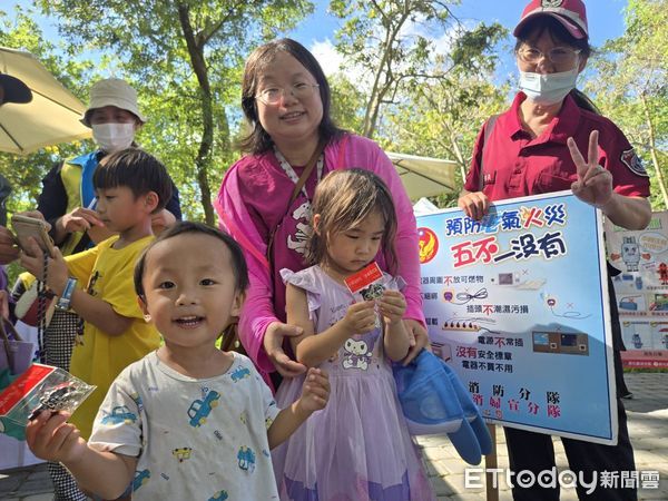 ▲台南市新化五寶節虎頭埤熱鬧登場,消防分隊設攤進行防火防溺宣導,吸引大小朋友熱情參與。(記者林東良翻攝,下同)