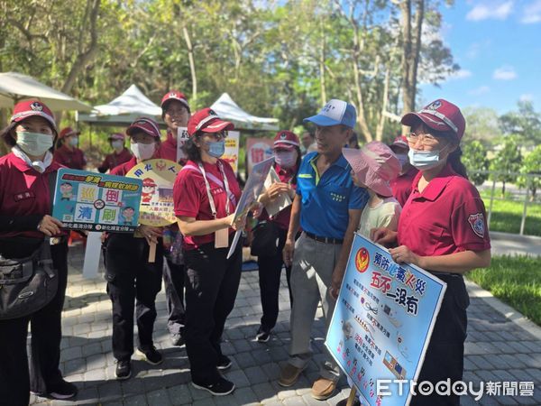 ▲台南市新化五寶節虎頭埤熱鬧登場,消防分隊設攤進行防火防溺宣導,吸引大小朋友熱情參與。(記者林東良翻攝,下同)
