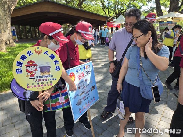 ▲台南市新化五寶節虎頭埤熱鬧登場,消防分隊設攤進行防火防溺宣導,吸引大小朋友熱情參與。(記者林東良翻攝,下同)