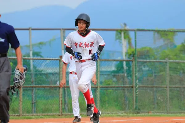 ▲台中騎士先發投手鄭宇辰完投6局被敲3支安打掉2分,送出14次三振。中大紅襪江侑軒首打席就炸裂賽會首轟。(圖/台灣世界少棒聯盟提供)