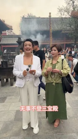 ▲張蘭帶著親家母一起拜拜為兒女祈福。(圖/翻攝自張蘭微博)