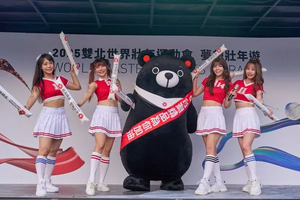▲台灣精品吉祥物福熊與啦啦隊於世壯運開幕熱力開跳,幫參賽選手應援。(圖/貿協提供)