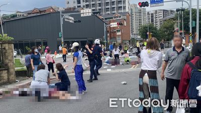 快訊／現場畫面曝！北大國小旁汽車暴衝4命危　多名學童躺地CPR中