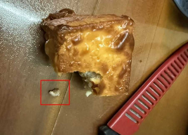 她吃愛買麵包咬到「發黑黃牙」!當天腸胃炎肚子痛爆 衛生局回應了