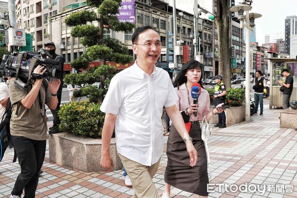 ▲▼國民黨全民叭賴吼出來叫賴清德下台車隊誓師-朱立倫。(圖/記者周宸亘攝)