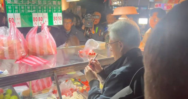 黃仁勳今年1月拜訪通化夜市「阿婆水果」。(圖/翻攝自chinatimes新聞YouTube)