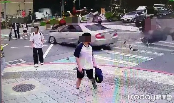 ▲三峽3女學生「斑馬線撞擊瞬間」最新畫面曝光。(圖/記者黃彥傑翻攝)