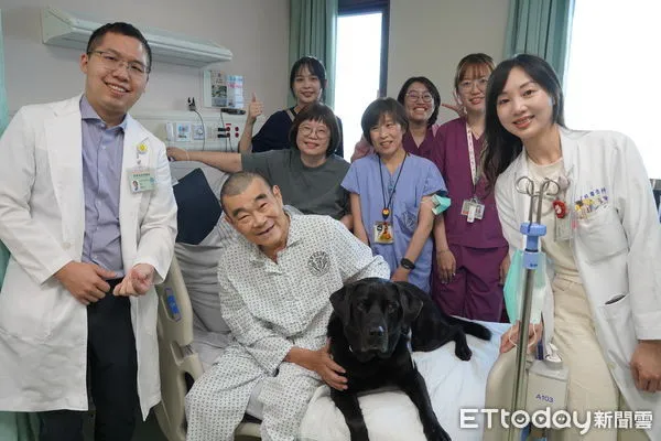▲臺北榮總的人氣醫療輔助犬「Oba」(歐巴)到屏東榮總安寧病房陪伴病人 。(圖/屏東榮總提供)