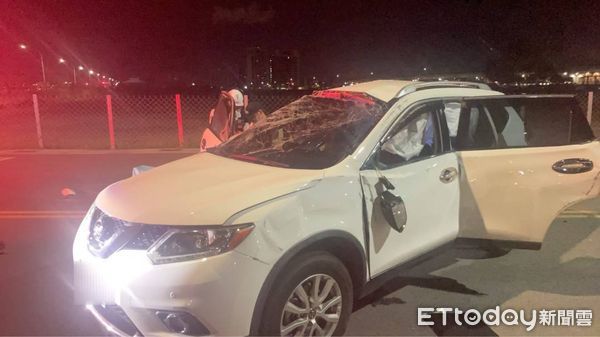 ▲▼鳳山區頂寶橋今(20)日清晨發生一起交通事故,造成兩輛自小客車發生擦撞,車上共五人受傷送醫。(圖/記者吳世龍翻攝)