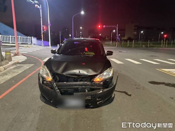 ▲▼鳳山區頂寶橋今(20)日清晨發生一起交通事故,造成兩輛自小客車發生擦撞,車上共五人受傷送醫。(圖/記者吳世龍翻攝)