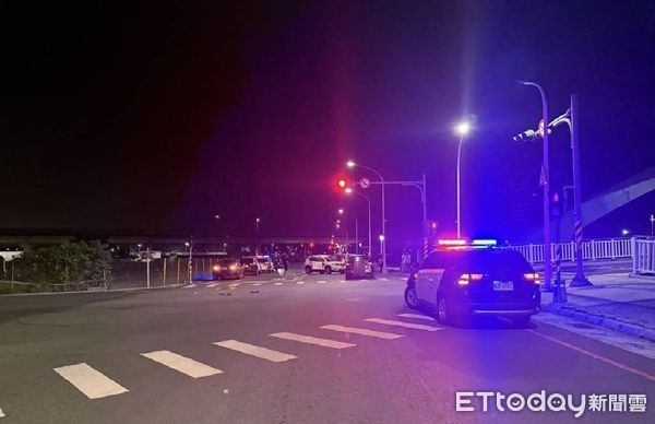 ▲▼鳳山區頂寶橋今(20)日清晨發生一起交通事故,造成兩輛自小客車發生擦撞,車上共五人受傷送醫。(圖/記者吳世龍翻攝)