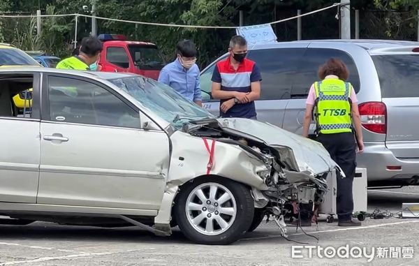 ▲▼國家運輸安全調查委員會人員也到場調查。(圖/記者黃彥傑翻攝)