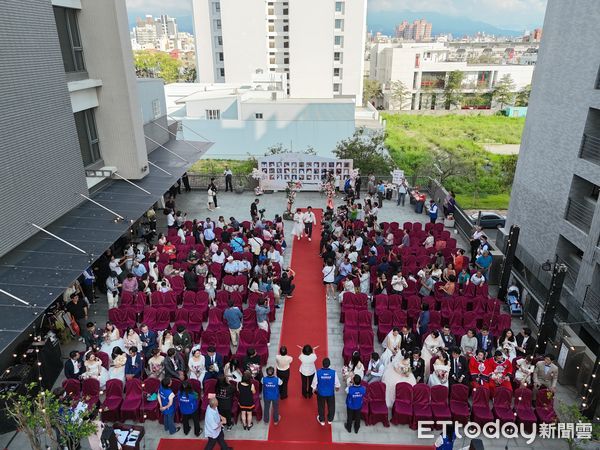 ▲「114年度雲林縣集團結婚」活動以「愛在雲林 共築未來」為主題,選在戶外泳池場地舉行,搭配夢幻白紗與花藝造景,營造如海外婚禮般的唯美氣氛。(圖/記者游瓊華翻攝)