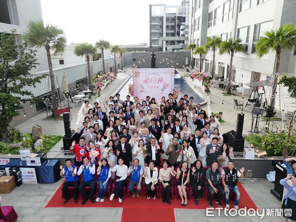 ▲「114年度雲林縣集團結婚」活動以「愛在雲林 共築未來」為主題,選在戶外泳池場地舉行,搭配夢幻白紗與花藝造景,營造如海外婚禮般的唯美氣氛。(圖/記者游瓊華翻攝)