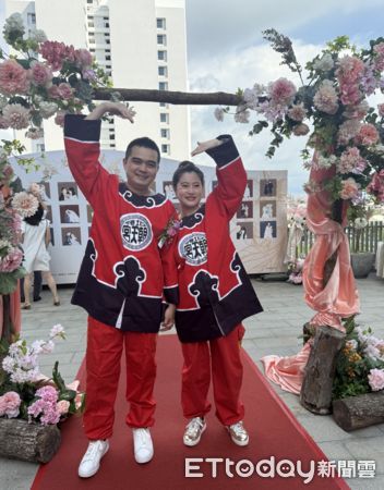 ▲「114年度雲林縣集團結婚」活動以「愛在雲林 共築未來」為主題,選在戶外泳池場地舉行,搭配夢幻白紗與花藝造景,營造如海外婚禮般的唯美氣氛。(圖/記者游瓊華翻攝)