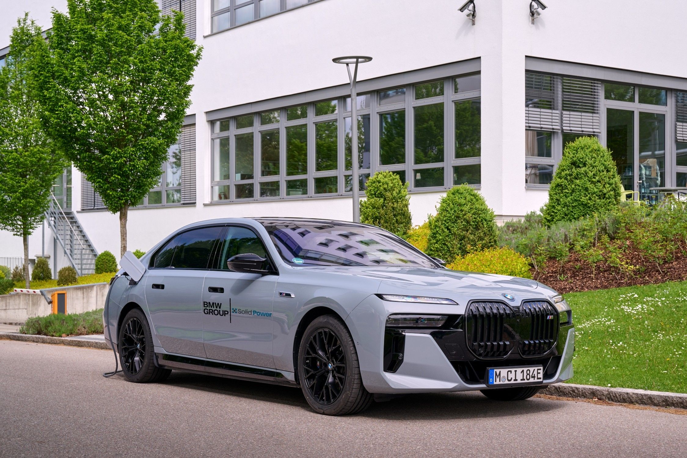 ▲BMW全固態電池i7上路測試。(圖/翻攝自BMW)
