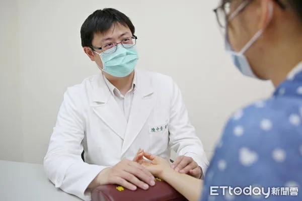 ▲陳中奎醫師提醒民眾,在氣溫上升、濕氣加重的時節,應適時調養身體,預防不適,維持健康。(圖/慈濟醫學中心提供,下同)