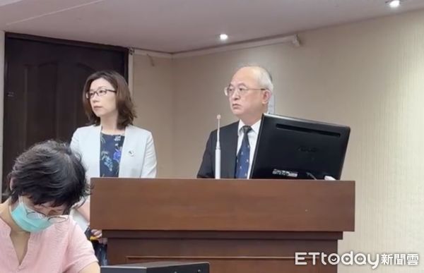 ▲▼衛福部次長林靜儀(左)、台大醫院院長吳明賢(右)。(圖/記者洪巧藍攝)