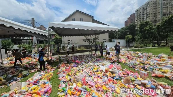 ▲▼三峽3死,事故路口現場湧入民眾悼念。(圖/記者呂佳賢攝)