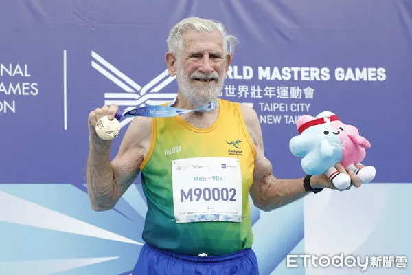 ▲▼藝人昆凌的爺爺Laurence Quinlivan參加此次雙北世壯運成為選手中的焦點。21日下午他出賽參加90+組鐵餅賽,並獲得該組別的金牌。(圖/記者湯興漢攝)