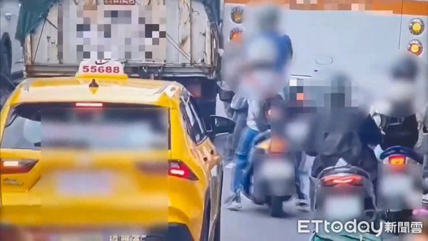 ▲南港發生一起小貨車擦撞公車意外車禍、幸無人受傷。(圖/記者張君豪翻攝)