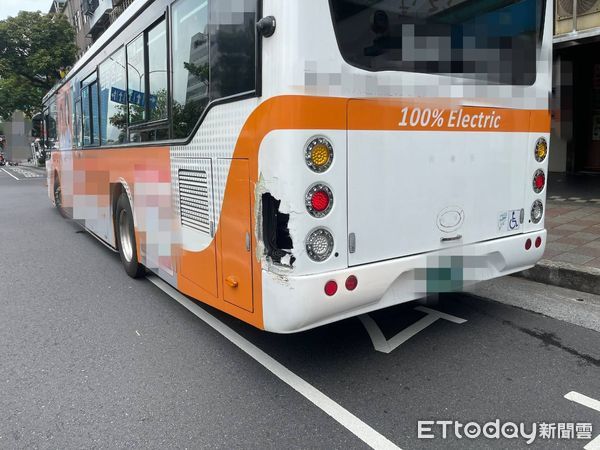 ▲南港發生一起小貨車擦撞公車意外車禍、幸無人受傷。(圖/記者張君豪翻攝)