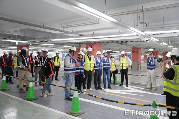 ▲雲林縣長張麗善視察「虎尾高鐵多功能田徑場」,工程進度更超前8%,盼參加114全國運動會選手能在這座國際級標準田徑場享受運動,展現最佳實力。(圖/記者游瓊華翻攝)