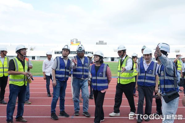 ▲雲林縣長張麗善視察「虎尾高鐵多功能田徑場」,工程進度更超前8%,盼參加114全國運動會選手能在這座國際級標準田徑場享受運動,展現最佳實力。(圖/記者游瓊華翻攝)