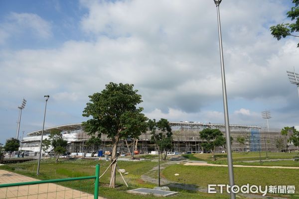 ▲雲林縣長張麗善視察「虎尾高鐵多功能田徑場」,工程進度更超前8%,盼參加114全國運動會選手能在這座國際級標準田徑場享受運動,展現最佳實力。(圖/記者游瓊華翻攝)