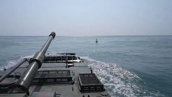 ▲▼共軍在閩南海域舉行「兩棲登陸演習」。共軍軍演示意圖。(圖/翻攝央視軍事)