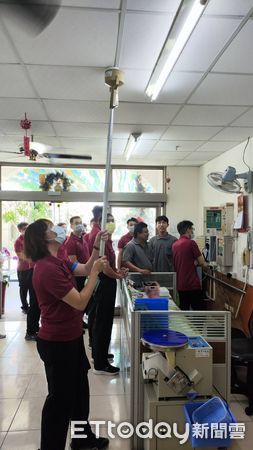 ▲台南市消防第三大隊進行灑水系統測試,確保長照機構消防設備正常運作。(記者林東良翻攝,下同)