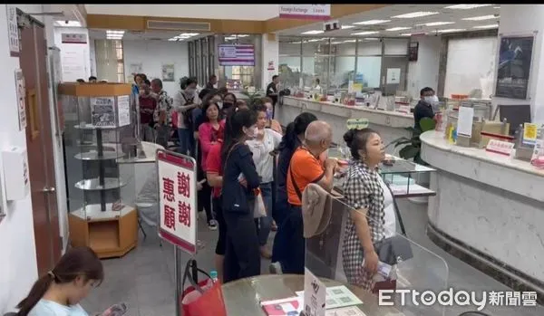 ▲近日台幣升值,離島金門的台灣銀行出現長龍隊伍搶購人民幣。(圖/記者林名揚翻攝)