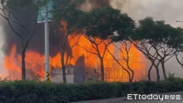 ▲桃園市大園區大觀路一處建案銷售中心,今日下午發生火警 。(圖/記者沈繼昌翻攝)
