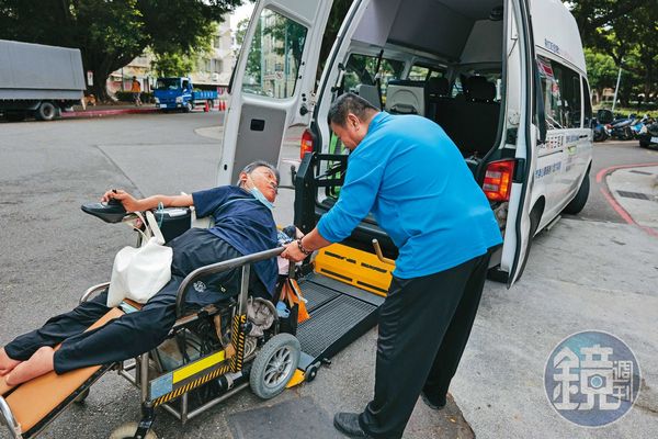 劉哲彰外出需要搭復康巴士。