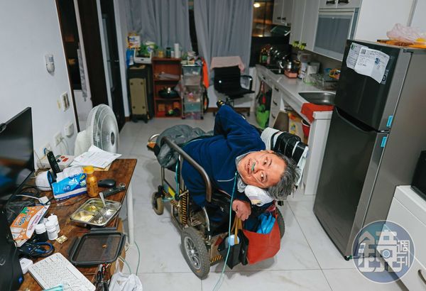 劉哲彰說他曾想去日本參加障礙者交流活動,但因為他只能躺在電動輪椅上,航空公司必須拆座位,要他買9張機票才能成行,因此放棄。