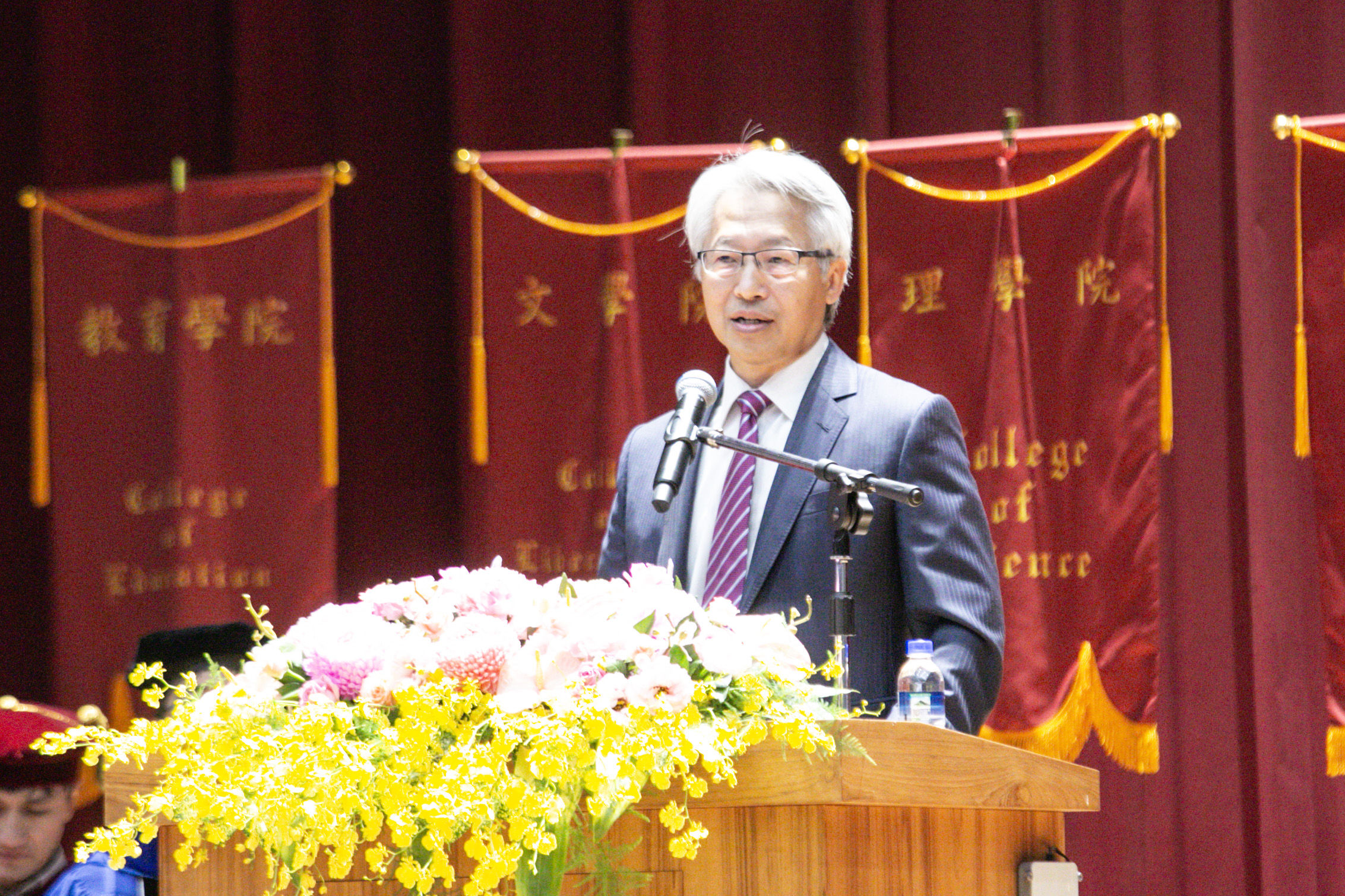 ▲▼中研院廖俊智院長以「不只看球,要下場打球」為題演講,期勉4千多位台師大畢業生,不只做觀眾,更要勇敢下場,做改變世界的主角。。(圖/台師大提供)