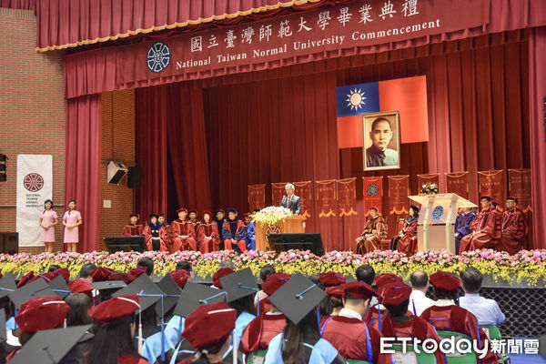 ▲▼中研院廖俊智院長以「不只看球,要下場打球」為題演講,期勉4千多位台師大畢業生,不只做觀眾,更要勇敢下場,做改變世界的主角。。(圖/台師大提供)