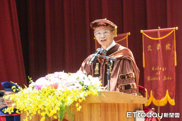 ▲▼中研院廖俊智院長以「不只看球,要下場打球」為題演講,期勉4千多位台師大畢業生,不只做觀眾,更要勇敢下場,做改變世界的主角。。(圖/台師大提供)