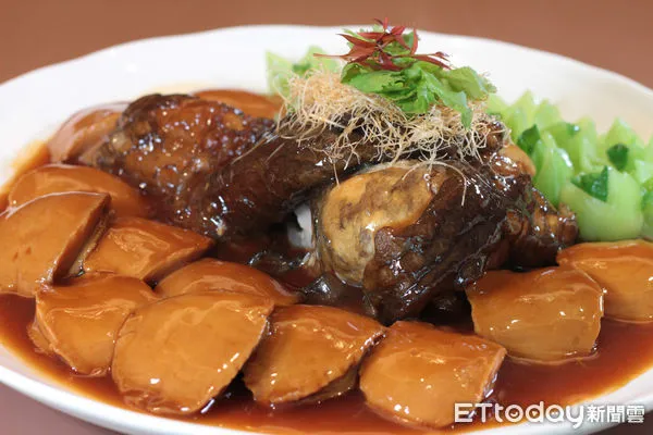 ▲朧粵夏季涼補菜色竟有「鱷魚料理」。(圖/記者黃士原攝)