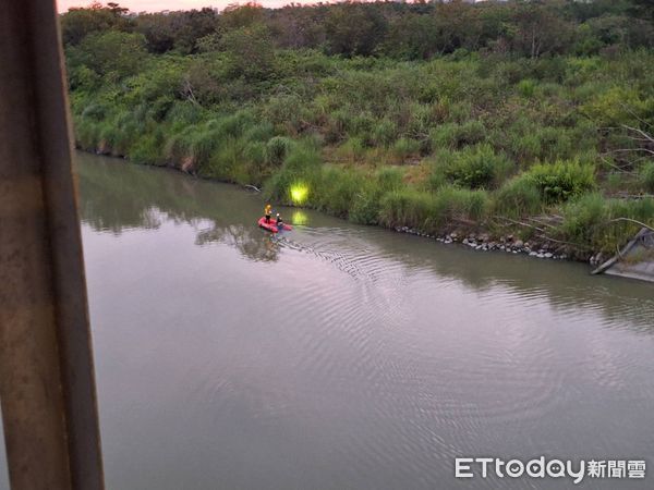 ▲台南麻豆麻善大橋疑似有人落水,消防局出動無人機與救生艇搜尋失聯男子。(記者林東良翻攝,下同)