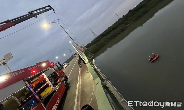 ▲台南麻豆麻善大橋疑似有人落水,消防局出動無人機與救生艇搜尋失聯男子。(記者林東良翻攝,下同)