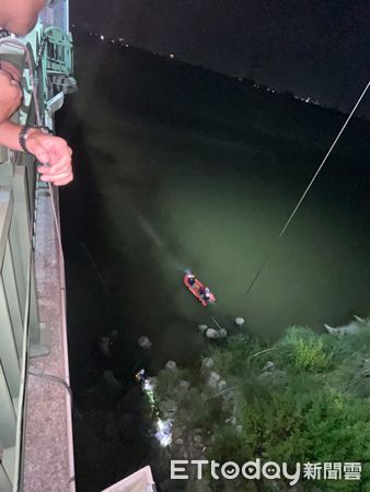 ▲台南麻豆麻善大橋疑似有人落水,消防局出動無人機與救生艇搜尋失聯男子。(記者林東良翻攝,下同)