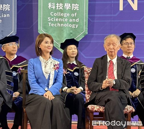 ▲經歷過921的台視主播侯乃榕(左2)於暨大畢典上感謝李家同前校長,感恩他當年所做的決定與學生的照顧。。(圖/國立暨南國際大學提供)