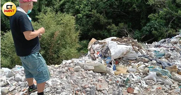 看著生存一甲子的家園被棄置垃圾山,老黎(化名)控訴這就是大新竹海量開發、廢棄物管理不周惹的禍。(圖/顏瑋辰攝)