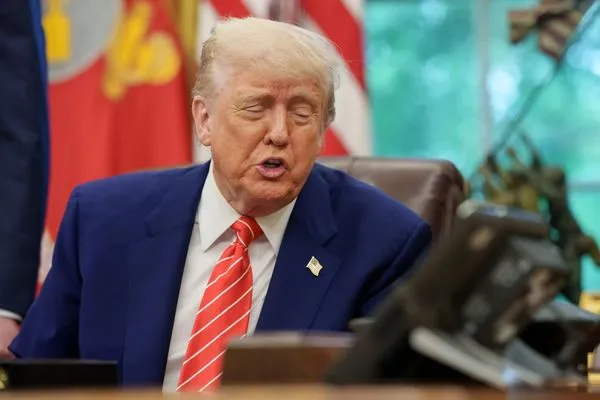 美國總統川普上週在維吉尼亞州的川普國家高爾夫俱樂部舉辦一場針對「川普幣」($TRUMP)高額投資者的黑領結晚宴。(翻攝畫面)