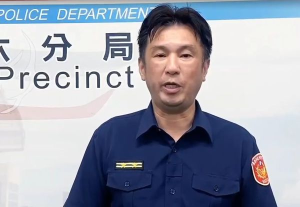 ▲台南市永成路的廟會活動卻因未事先告知即燃放鞭炮,引發用路人不滿,有民眾發文指出,放鞭炮造成路面煙霧瀰漫,嚴重影響交通與用路安全。(民眾提供,下同)