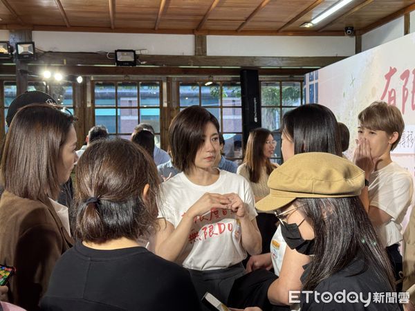 ▲賈靜雯在活動現場落淚。(圖/記者黃庠棻攝)