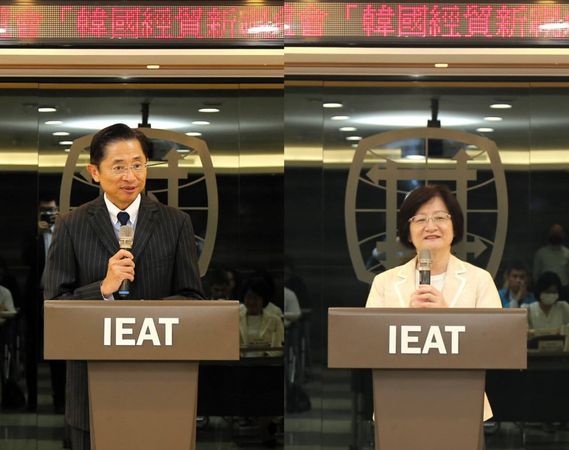 ▲台韓經貿聯誼會柯彥輝主任委員(左)、經濟部國際貿署戴婉蓉主任秘書(右)致詞。(圖/IEAT提供)