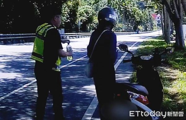 ▲遊台東遇車「熄火危機」警方即刻救援。(圖/記者楊晨東翻攝)